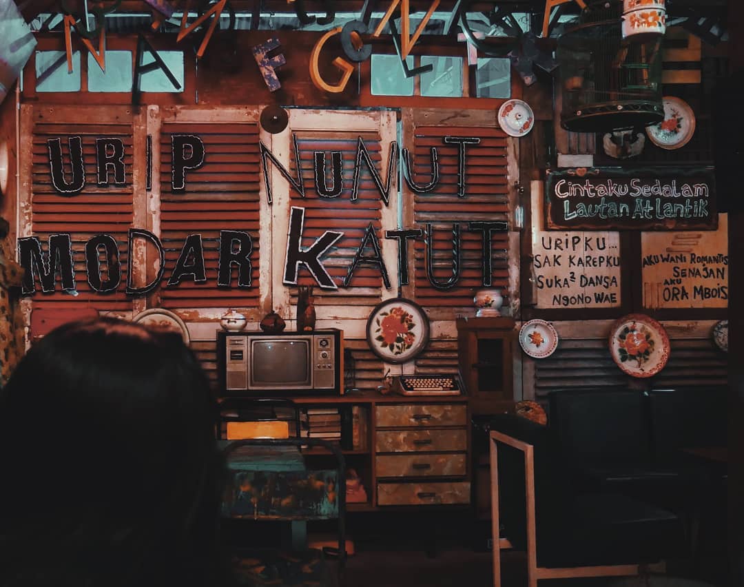 Kafe Bocor Alus punya berbagai hiasan dengan kutipan jenaka dalam Bahasa Jawa